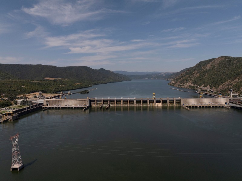 Sebuah tayangan drone menunjukkan kapal perang Jerman yang tenggelam dari Perang Dunia II, yang terlihat akibat rendahnya permukaan Sungai Danube yang disebabkan oleh kekeringan dan panas ekstrem, di Prahovo, Serbia, 30 Juli 2026. (REUTERS/Djordje Kojadinovic)