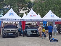 Sejumlah pengunjung GIIAS 2026 menjajal berbagai mobil yang dipamerkan melalui sesi test drive di Indonesia Convention Exhibition (ICE) BSD, Tangerang, Jumat (31/7/2026). (CNBC Indonesia/Ferry Sandi)