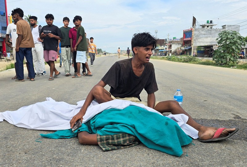 Anggota Pasukan Polisi Bersenjata (APF) mengejar demonstran selama protes menyusul bentrokan antara dua komunitas di Siraha, Nepal, 30 Juli 2026. (REUTERS/Stringer)