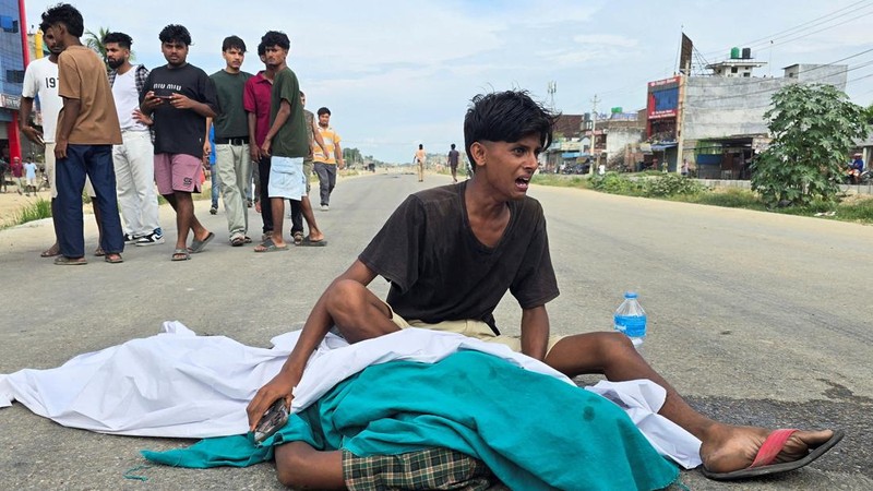 Seorang pria bereaksi sambil duduk di samping jenazah Ganesh Yadav yang meninggal dunia saat protes menyusul bentrokan antara dua komunitas di Distrik Siraha, Provinsi Madhesh, Nepal, 30 Juli 2026.