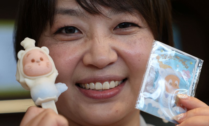 Para tamu menunggu untuk mengunjungi toko roti internasional pertama Pop Mart selama acara media day mereka di Resorts World Sentosa di Singapura pada 29 Juli 2026. (REUTERS/Edgar Su)