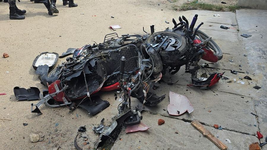 Sepeda motor yang dirusak tergeletak di jalan selama bentrokan antara dua komunitas di Siraha, Nepal, 30 Juli 2026.