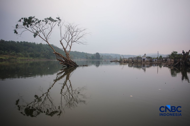 Suasana permukiman yang kembali muncul di kawasan Bendungan Karian yang mengering di Kampung Somang, Lebak, Banten, Kamis (30/7/2026). (CNBC Indonesia/Faisal Rahman)