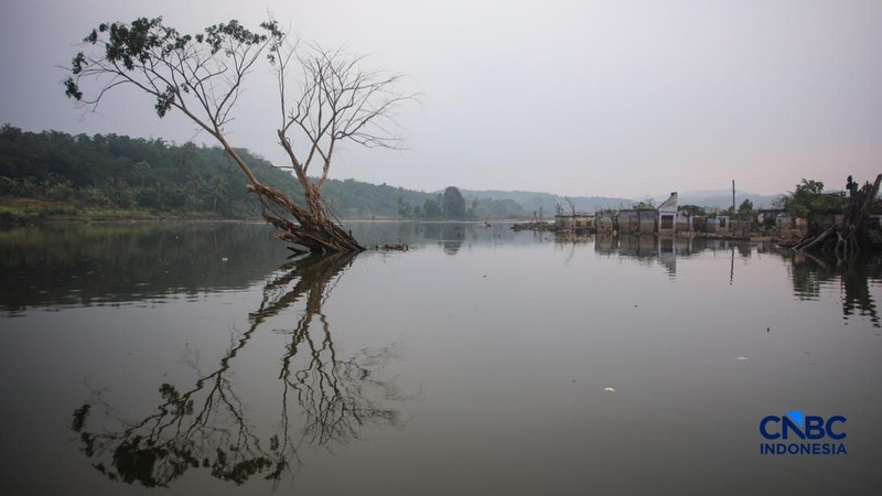 Suasana permukiman yang kembali muncul di kawasan Bendungan Karian yang mengering di Kampung Somang, Lebak, Banten, Kamis (30/7/2026). (CNBC Indonesia/Faisal Rahman)