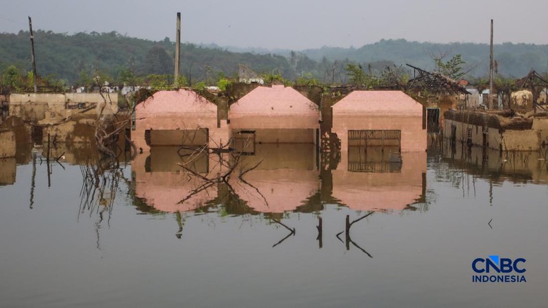 Suasana permukiman yang kembali muncul di kawasan Bendungan Karian yang mengering di Kampung Somang, Lebak, Banten, Kamis (30/7/2026). (CNBC Indonesia/Faisal Rahman)