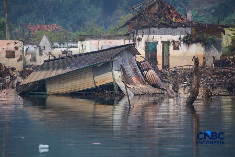 Suasana permukiman yang kembali muncul di kawasan Bendungan Karian yang mengering di Kampung Somang, Lebak, Banten, Kamis (30/7/2026). (CNBC Indonesia/Faisal Rahman)
