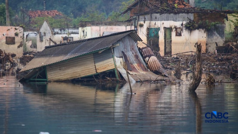 Suasana permukiman yang kembali muncul di kawasan Bendungan Karian yang mengering di Kampung Somang, Lebak, Banten, Kamis (30/7/2026). (CNBC Indonesia/Faisal Rahman)