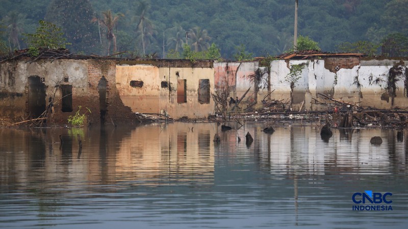 Suasana permukiman yang kembali muncul di kawasan Bendungan Karian yang mengering di Kampung Somang, Lebak, Banten, Kamis (30/7/2026). (CNBC Indonesia/Faisal Rahman)
