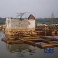 Suasana permukiman yang kembali muncul di kawasan Bendungan Karian yang mengering di Kampung Somang, Lebak, Banten, Kamis (30/7/2026). (CNBC Indonesia/Faisal Rahman)