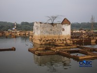 Suasana permukiman yang kembali muncul di kawasan Bendungan Karian yang mengering di Kampung Somang, Lebak, Banten, Kamis (30/7/2026). (CNBC Indonesia/Faisal Rahman)
