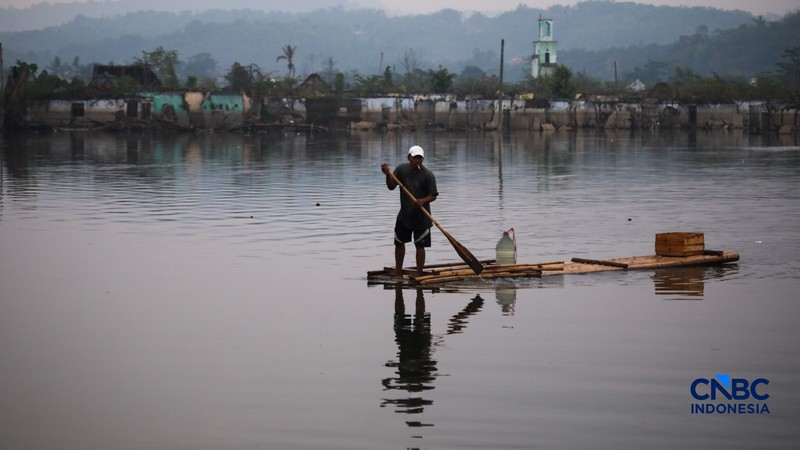 Suasana permukiman yang kembali muncul di kawasan Bendungan Karian yang mengering di Kampung Somang, Lebak, Banten, Kamis (30/7/2026). (CNBC Indonesia/Faisal Rahman)