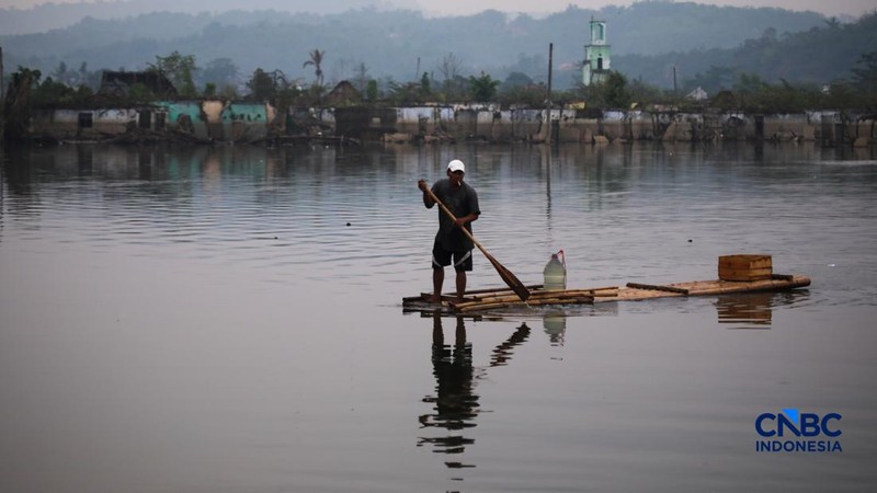 Suasana permukiman yang kembali muncul di kawasan Bendungan Karian yang mengering di Kampung Somang, Lebak, Banten, Kamis (30/7/2026). (CNBC Indonesia/Faisal Rahman)