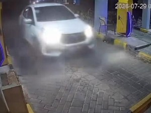 Kepergok Mesum, Pemobil Kabur Tabrak Palang Parkir Mal di Bandung