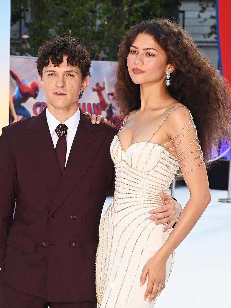 Tom Holland Pamer Cincin Nikah Pertama Kali Usai Diam-diam Menikahi Zendaya