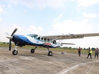 BNPB menyiagakan pesawat Cessna Caravan 208B PK-FPU di untuk Operasi Modifikasi Cuaca di Kalimantan Tengah. Bahan semai Natrium Klorida juga dipastikan dalam kondisi siap pakai di Posko OMC, Bandara Tjilik Riwut, Jumat (31/7). (Dok BNPB)