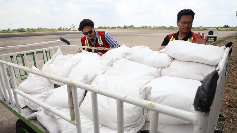BNPB menyiagakan pesawat Cessna Caravan 208B PK-FPU di untuk Operasi Modifikasi Cuaca di Kalimantan Tengah. Bahan semai Natrium Klorida juga dipastikan dalam kondisi siap pakai di Posko OMC, Bandara Tjilik Riwut, Jumat (31/7). (Dok BNPB)
