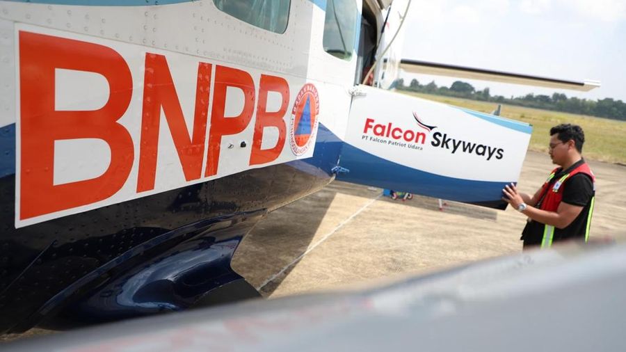 BNPB menyiagakan pesawat Cessna Caravan 208B PK-FPU di untuk Operasi Modifikasi Cuaca di Kalimantan Tengah. Bahan semai Natrium Klorida juga dipastikan dalam kondisi siap pakai di Posko OMC, Bandara Tjilik Riwut, Jumat (31/7). (Dok BNPB)