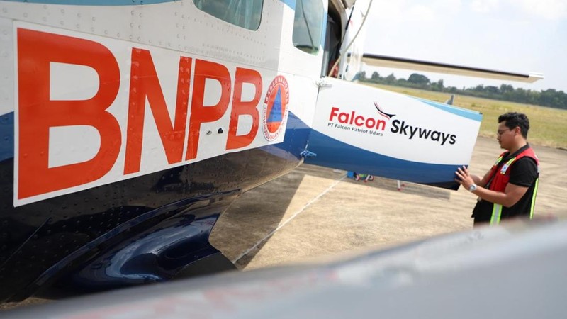 BNPB menyiagakan pesawat Cessna Caravan 208B PK-FPU di untuk Operasi Modifikasi Cuaca di Kalimantan Tengah. Bahan semai Natrium Klorida juga dipastikan dalam kondisi siap pakai di Posko OMC, Bandara Tjilik Riwut, Jumat (31/7). (Dok BNPB)