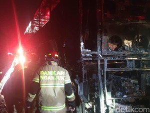 Detik-detik Bus Terbakar di Tol Nganjuk
