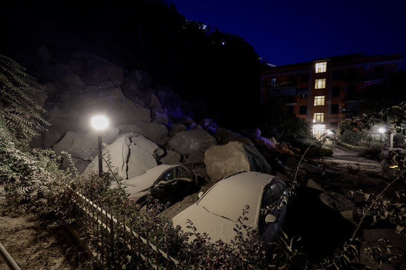 A view shows a damaged vehicle among boulders and debris after a magnitude 4.7 earthquake struck the Campi Flegrei area, in Pozzuoli, near Naples, Italy, July 31, 2026. REUTERS/Salvatore Laporta