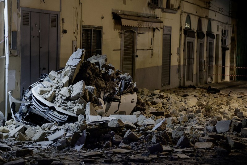 A view shows a damaged vehicle among boulders and debris after a magnitude 4.7 earthquake struck the Campi Flegrei area, in Pozzuoli, near Naples, Italy, July 31, 2026. REUTERS/Salvatore Laporta