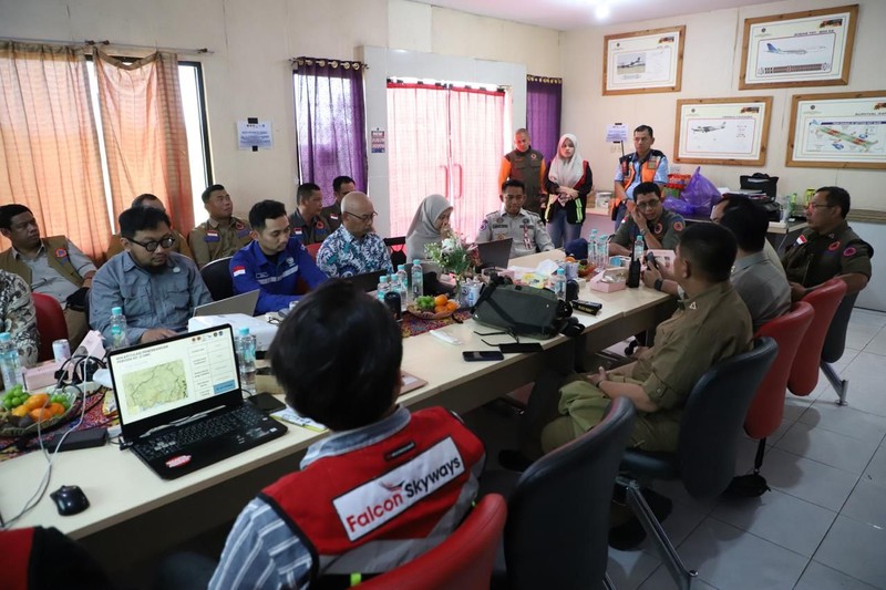 Tim gabungan Satgas Darat berjibaku memadamkan api dan mendinginkan lahan gambut yang terbakar di Desa Tumbangnusa, Kecamatan Jabiren Raya, Kabupaten Pulang Pisau, Kalimantan Tengah, Jumat (31/7). (Dok BNPB)