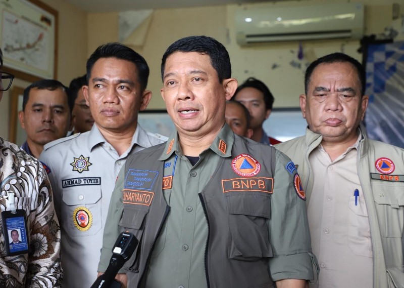 Tim gabungan Satgas Darat berjibaku memadamkan api dan mendinginkan lahan gambut yang terbakar di Desa Tumbangnusa, Kecamatan Jabiren Raya, Kabupaten Pulang Pisau, Kalimantan Tengah, Jumat (31/7). (Dok BNPB)