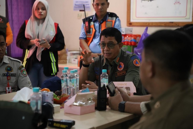 Tim gabungan Satgas Darat berjibaku memadamkan api dan mendinginkan lahan gambut yang terbakar di Desa Tumbangnusa, Kecamatan Jabiren Raya, Kabupaten Pulang Pisau, Kalimantan Tengah, Jumat (31/7). (Dok BNPB)
