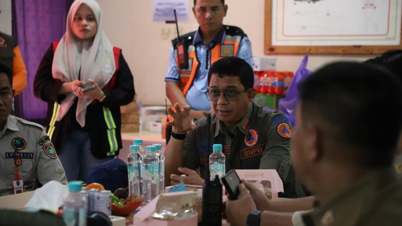 Kepala BNPB Letjen TNI Dr. Suharyanto memimpin rapat koordinasi dengan BMKG, BPBD Provinsi Kalimantan Tengah, dan Pengelola Bandara Tjilik Riwut saat meninjau Posko Operasi Modifikasi Cuaca (OMC), di Bandara Tjilik Riwut, Jumat (31/7). (Dok BNPB)