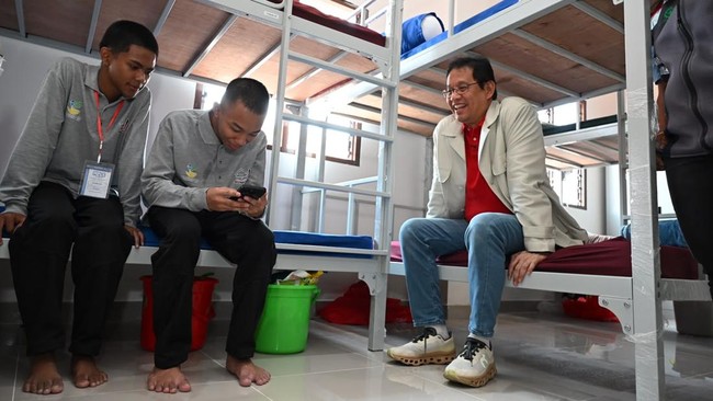 Momen Purbaya Tinjau Sekolah Rakyat di Surabaya