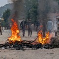 Pendukung Komite Aksi Awami Bersama (JAAC) yang dilarang, sebuah aliansi kelompok masyarakat sipil, membakar jalan untuk memblokir jalan selama protes di Muzaffarabad, Kashmir Pakistan, 31 Juli 2026. Foto diambil dengan telepon seluler. REUTERS/Strin
