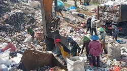 Kisah Gunawan, Bertaruh Nyawa Demi Rp 30 Ribu di TPA Pecuk Indramayu