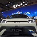 Pengunjung melihat BYD Atto 1 dalam ajang Pameran Gaikindo Indonesia International Auto Show (GIIAS) 2026 yang berlangsung di Indonesia Convention Exhibition (ICE), BSD, Tangerang, Sabtu (1/8/2026). (CNBC Indonesia/Tias Budiarto)