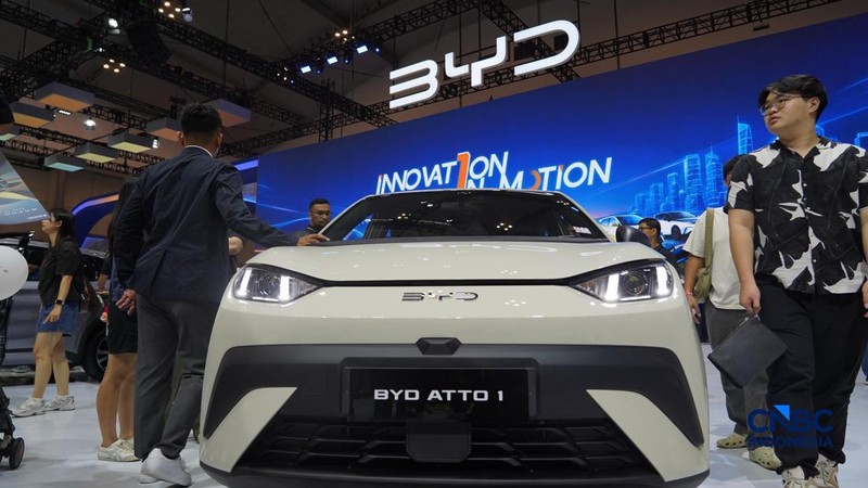 Pengunjung melihat BYD Atto 1 dalam ajang Pameran Gaikindo Indonesia International Auto Show (GIIAS) 2026 yang berlangsung di Indonesia Convention Exhibition (ICE), BSD, Tangerang, Sabtu (1/8/2026).