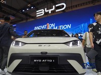 Pengunjung melihat BYD Atto 1 dalam ajang Pameran Gaikindo Indonesia International Auto Show (GIIAS) 2026 yang berlangsung di Indonesia Convention Exhibition (ICE), BSD, Tangerang, Sabtu (1/8/2026). (CNBC Indonesia/Tias Budiarto)