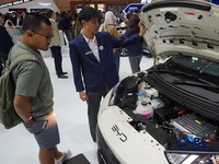 Pengunjung melihat BYD Atto 1 dalam ajang Pameran Gaikindo Indonesia International Auto Show (GIIAS) 2026 yang berlangsung di Indonesia Convention Exhibition (ICE), BSD, Tangerang, Sabtu (1/8/2026). (CNBC Indonesia/Tias Budiarto)
