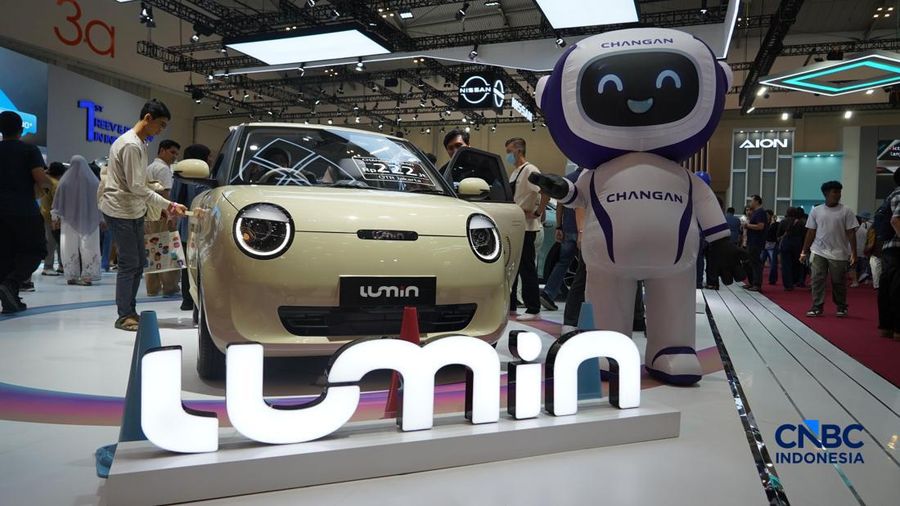 Pengunjung memandang Changan Lumin dalam arena Pameran Gaikindo Indonesia International Auto Show (GIIAS) 2026 nan berjalan di Indonesia Convention Exhibition (ICE), BSD, Tangerang, Sabtu (1/8/2026).