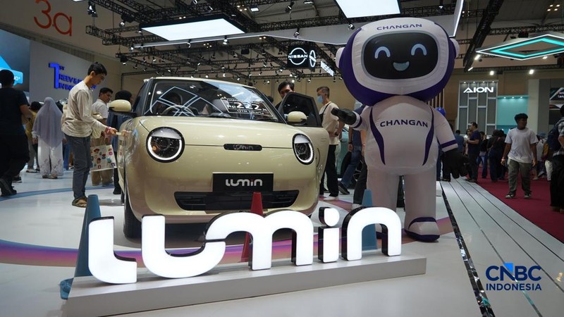 Pengunjung melihat Changan Lumin dalam ajang Pameran Gaikindo Indonesia International Auto Show (GIIAS) 2026 yang berlangsung di Indonesia Convention Exhibition (ICE), BSD, Tangerang, Sabtu (1/8/2026).