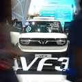 Pengunjung melihat VinFast VF 3 dalam ajang Pameran Gaikindo Indonesia International Auto Show (GIIAS) 2026 yang berlangsung di Indonesia Convention Exhibition (ICE), BSD, Tangerang, Sabtu (1/8/2026). (CNBC Indonesia/Tias Budiarto)
