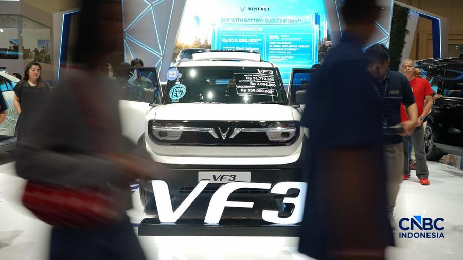 Pengunjung memandang VinFast VF 3 dalam arena Pameran Gaikindo Indonesia International Auto Show (GIIAS) 2026 nan berjalan di Indonesia Convention Exhibition (ICE), BSD, Tangerang, Sabtu (1/8/2026).