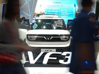 Pengunjung melihat VinFast VF 3 dalam ajang Pameran Gaikindo Indonesia International Auto Show (GIIAS) 2026 yang berlangsung di Indonesia Convention Exhibition (ICE), BSD, Tangerang, Sabtu (1/8/2026). (CNBC Indonesia/Tias Budiarto)