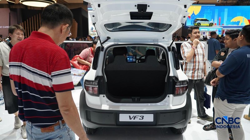 Pengunjung melihat VinFast VF 3 dalam ajang Pameran Gaikindo Indonesia International Auto Show (GIIAS) 2026 yang berlangsung di Indonesia Convention Exhibition (ICE), BSD, Tangerang, Sabtu (1/8/2026). (CNBC Indonesia/Tias Budiarto)