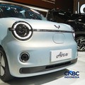 Pengunjung melihat Wuling Aira Ev dalam ajang Pameran Gaikindo Indonesia International Auto Show (GIIAS) 2026 yang berlangsung di Indonesia Convention Exhibition (ICE), BSD, Tangerang, Sabtu (1/8/2026). (CNBC Indonesia/Tias Budiarto)