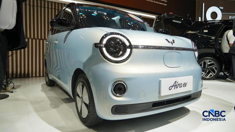Pengunjung memandang Wuling Aira Ev dalam arena Pameran Gaikindo Indonesia International Auto Show (GIIAS) 2026 nan berjalan di Indonesia Convention Exhibition (ICE), BSD, Tangerang, Sabtu (1/8/2026). (CNBC Indonesia/Tias Budiarto)