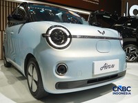 Pengunjung melihat Wuling Aira Ev dalam ajang Pameran Gaikindo Indonesia International Auto Show (GIIAS) 2026 yang berlangsung di Indonesia Convention Exhibition (ICE), BSD, Tangerang, Sabtu (1/8/2026). (CNBC Indonesia/Tias Budiarto)