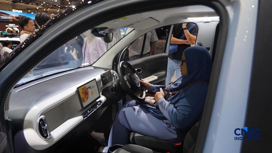 Pengunjung memandang Wuling Aira Ev dalam arena Pameran Gaikindo Indonesia International Auto Show (GIIAS) 2026 nan berjalan di Indonesia Convention Exhibition (ICE), BSD, Tangerang, Sabtu (1/8/2026). (CNBC Indonesia/Tias Budiarto)
