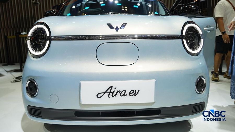Pengunjung memandang Wuling Aira Ev dalam arena Pameran Gaikindo Indonesia International Auto Show (GIIAS) 2026 nan berjalan di Indonesia Convention Exhibition (ICE), BSD, Tangerang, Sabtu (1/8/2026). (CNBC Indonesia/Tias Budiarto)
