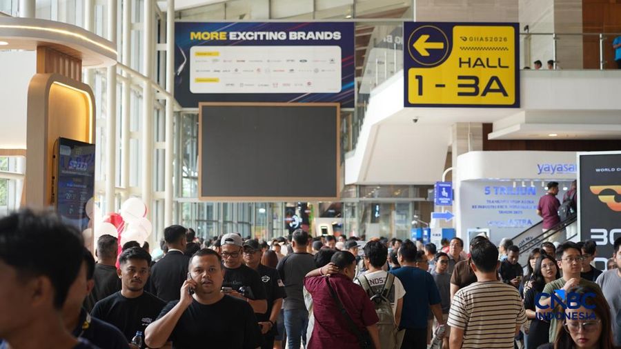 Pengunjung memadati area Hall 1 dalam ajang Pameran Gaikindo Indonesia International Auto Show (GIIAS) 2026 yang berlangsung di Indonesia Convention Exhibition (ICE), BSD, Tangerang, Sabtu (1/8/2026). (CNBC Indonesia/Tias Budiarto)