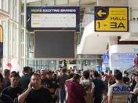 Pengunjung memadati area Hall 1 dalam ajang Pameran Gaikindo Indonesia International Auto Show (GIIAS) 2026 yang berlangsung di Indonesia Convention Exhibition (ICE), BSD, Tangerang, Sabtu (1/8/2026). (CNBC Indonesia/Tias Budiarto)