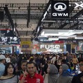 Pengunjung memadati area Hall 1 dalam ajang Pameran Gaikindo Indonesia International Auto Show (GIIAS) 2026 yang berlangsung di Indonesia Convention Exhibition (ICE), BSD, Tangerang, Sabtu (1/8/2026). (CNBC Indonesia/Tias Budiarto)
